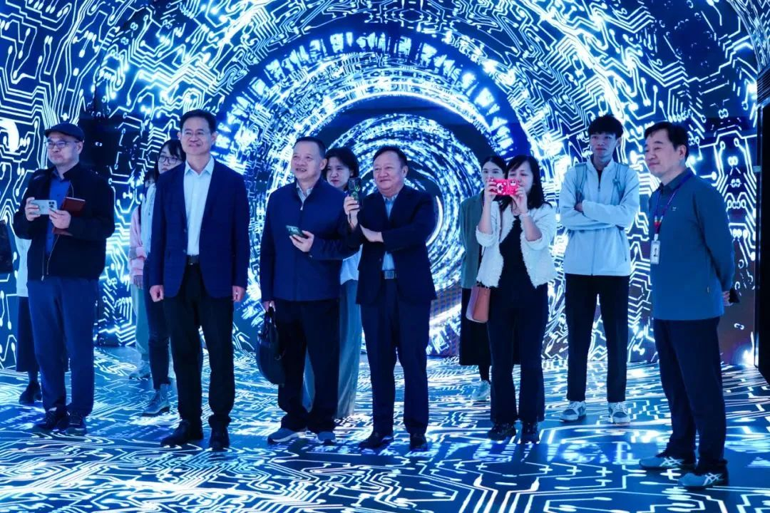 2024120602 国家广电总局生长研究中心一行赴德赢VWIN励丰文化调研指导